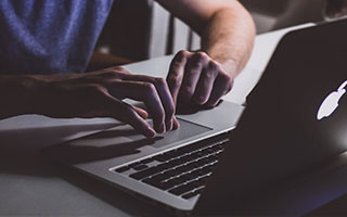 爱游戏体育在线-“高新区全民健身馆短柄墙球：快速抉择和精准攻击决定比赛走向”