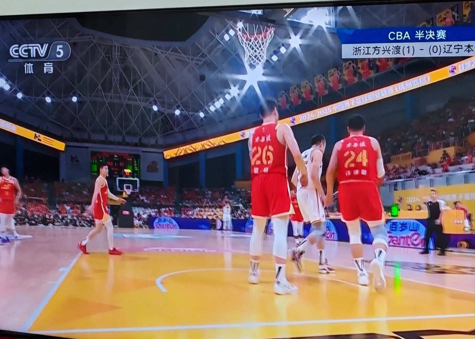 两队球员拼尽全力，全场比赛紧张刺激
